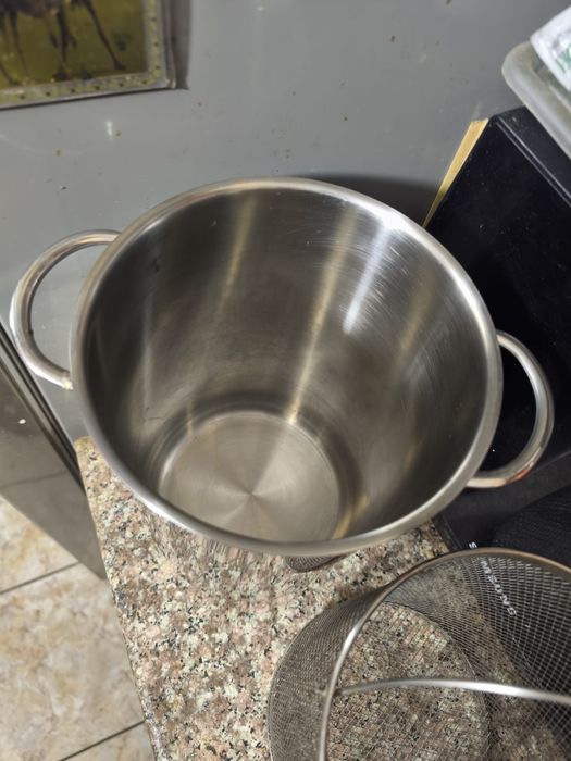 Vând oala inox cu capac de sticla și cuva de plasa