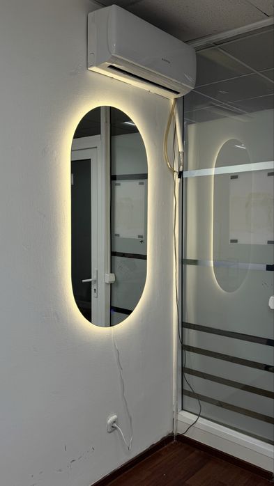 Кушетка , стол, стулья, зеркало