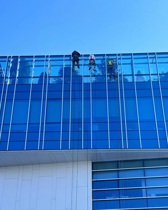 Servicii Profesionale de Alpinism Utilitar – Fațade, Placări, Renovări