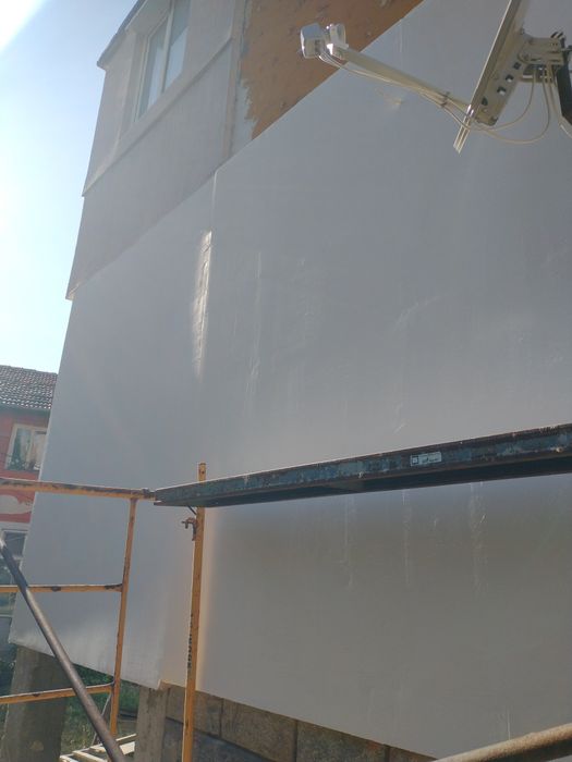 Тристаен тухлен апартамент Широк Център  на тиха улица.