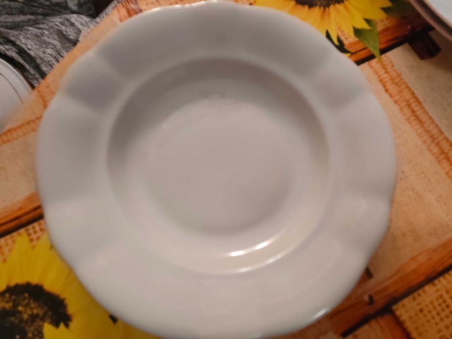 Старини порцеланови чинии за хранене