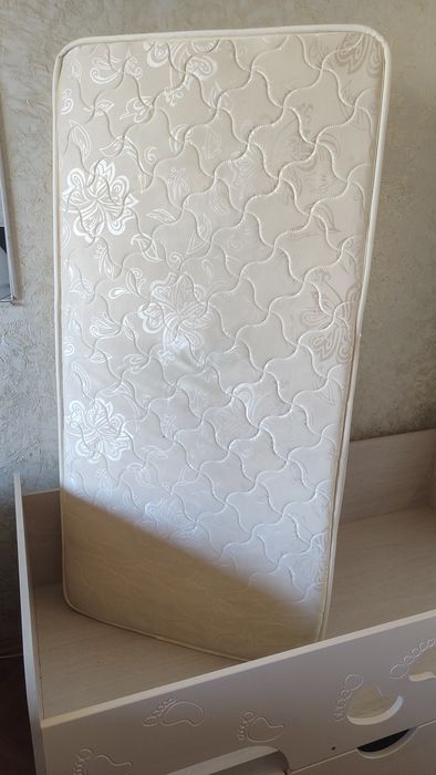 Детская кровать с матрасом