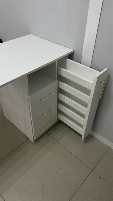 Продаю маникюрный стол