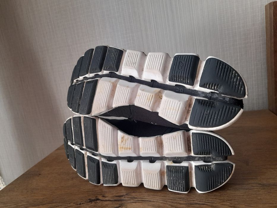 On Cloud маратонки 38 номер.