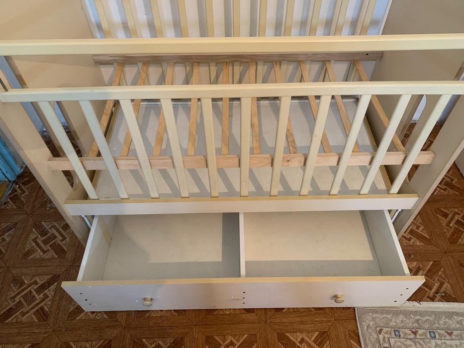 Детская кроватка с маятником