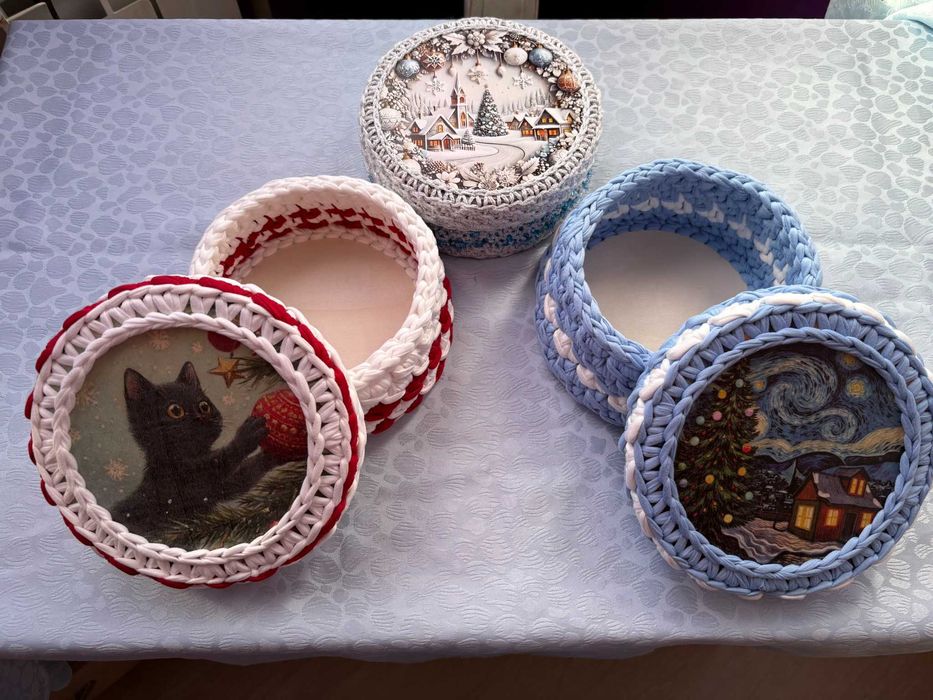 Ръчно изплетени коледни панерчета с капак