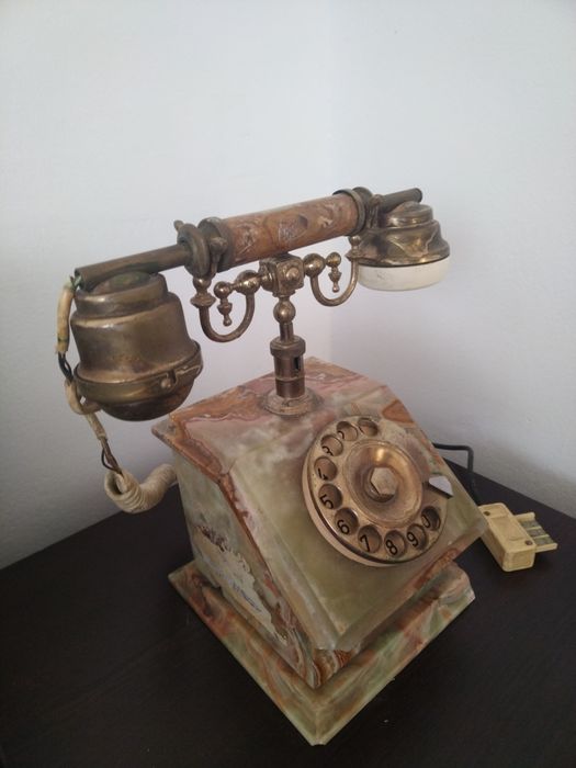 Старинен ретро винтидж домашен телефон изработен от ценни естествени н