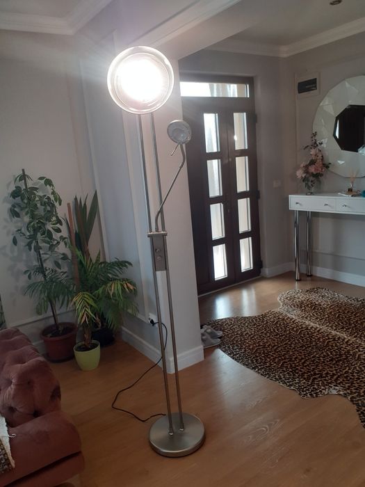 Lampa de camera cu picior