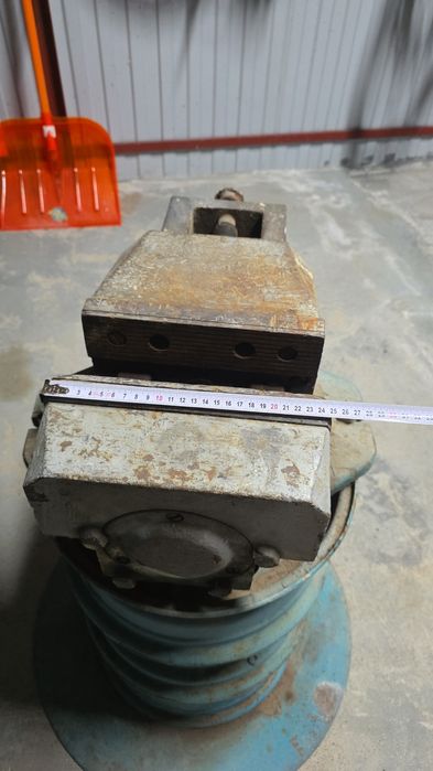 Продаются фрезерные тиски