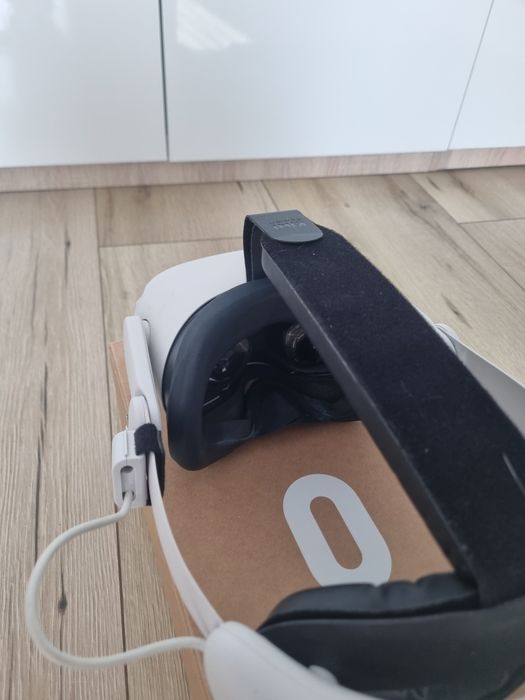 Oculus / Meta Quest 2 64GB + KIWI Elite Strap cu baterie + Face Cover