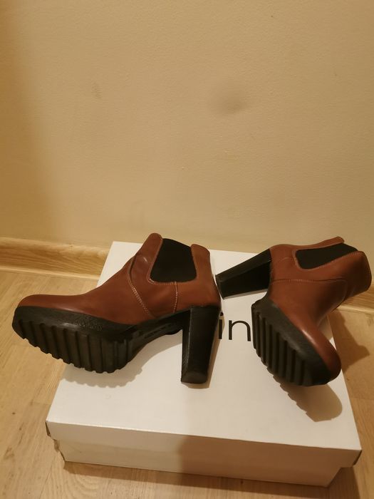 Ghete din piele naturala cu toc 38