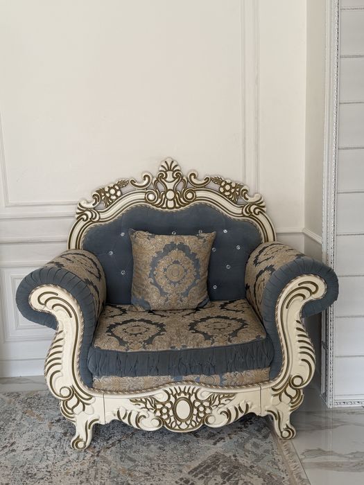 диван с двумя креслами