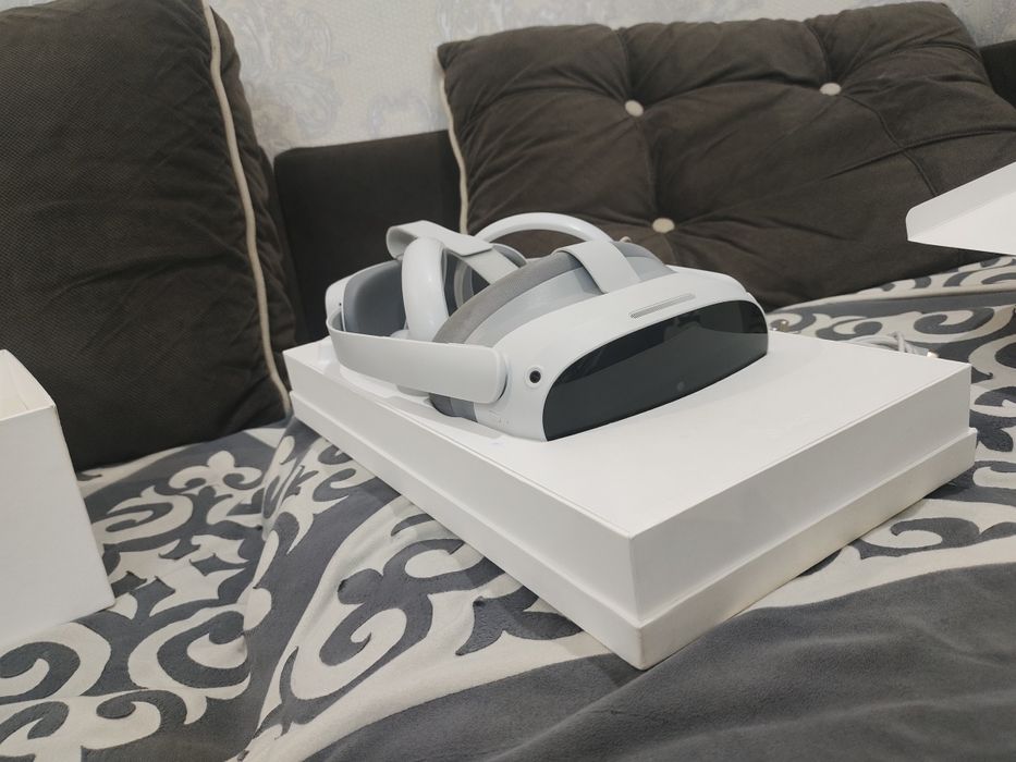 Продаю VR гарнитуру PICO4