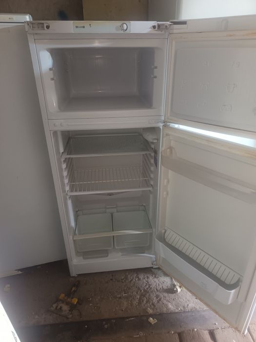 Продам холодильник Индизит нормально состояние