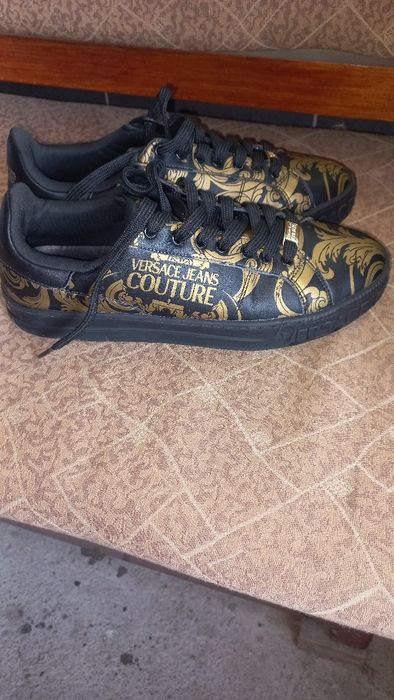 Продават се нови гуменки Versace