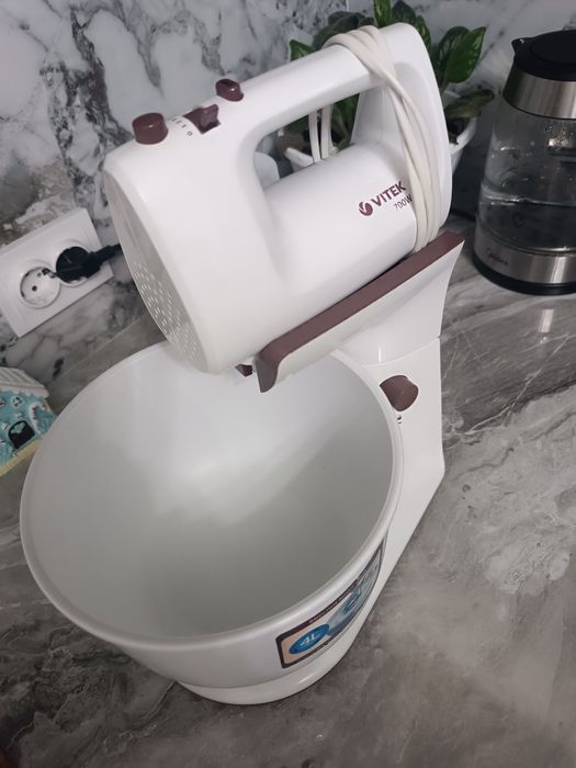 Миксер белый Vitek