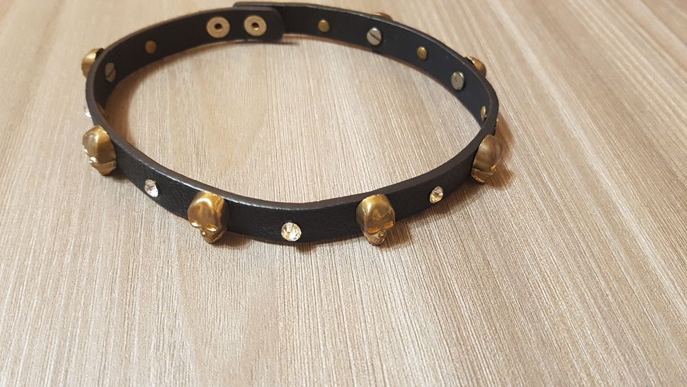 Colier tip choker din piele cu cranii și cristale