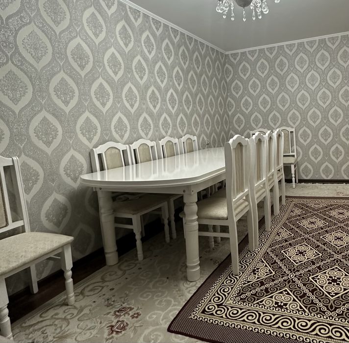 Продается большой обеденный стол + 12 стульев.