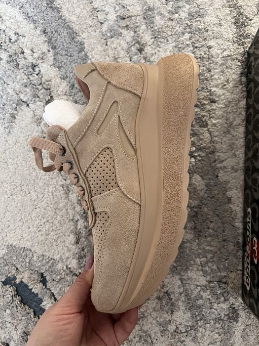 Продаю бежевые кроссовки