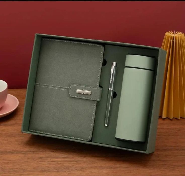 Подарочный набор с термосом, ручкой и блокнотом