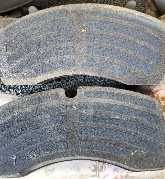 Vând plăcuțe pentru camion și remorcă