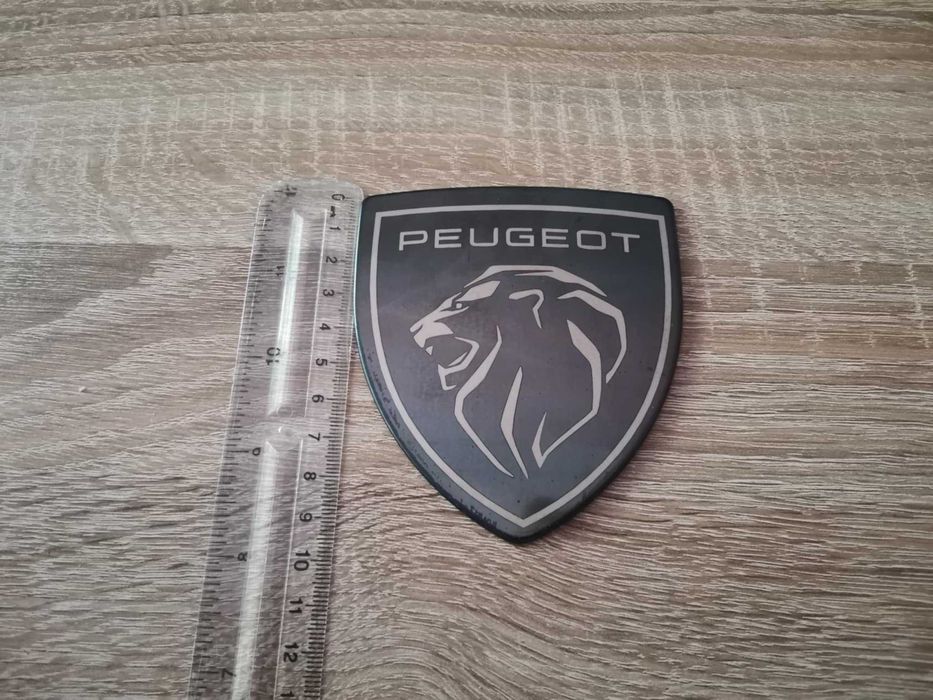 черна метална емблема Peugeot с новото лого