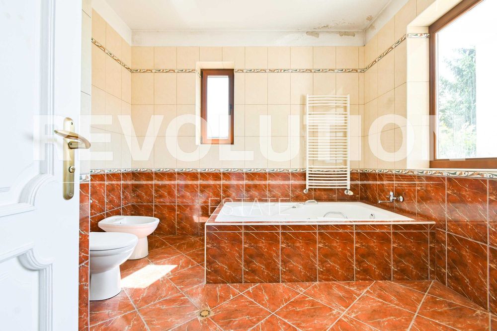 Къща на два етажа в гр. Банкя