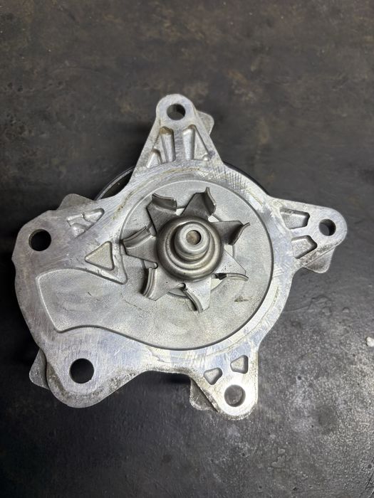 Продам помпу Тойота оригинал