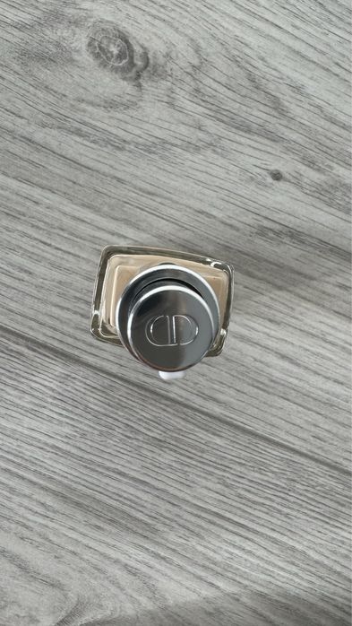 Продается тональный крем от DIOR. Оригинал.