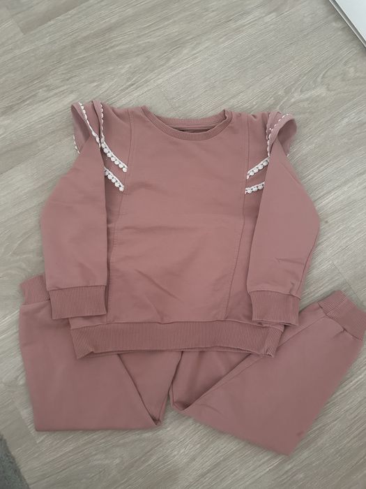 Compleu NOU marimea 3-4 ani