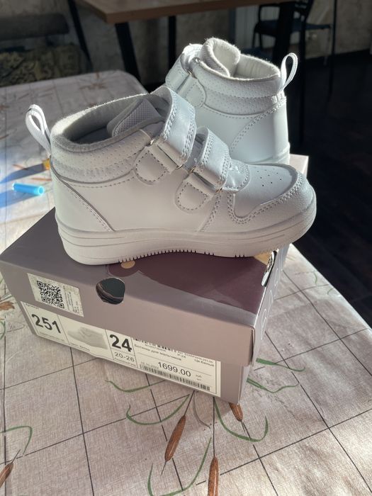 Белые ботинки для девочки или мальчика