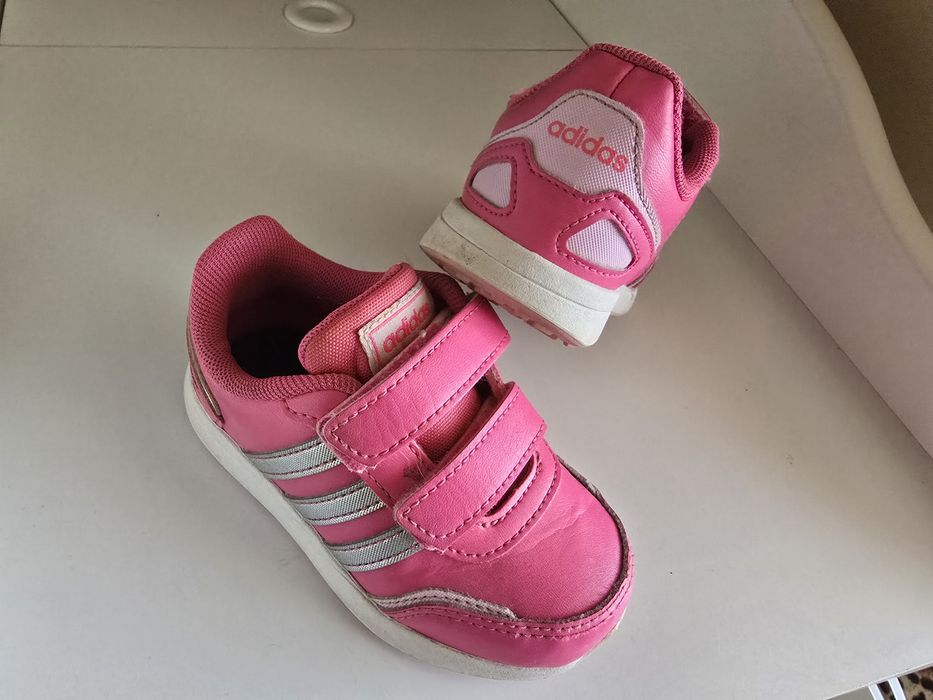 Adidas розови маратонки (номер UK 7 / EUR 23)

Продавам оригинални дет