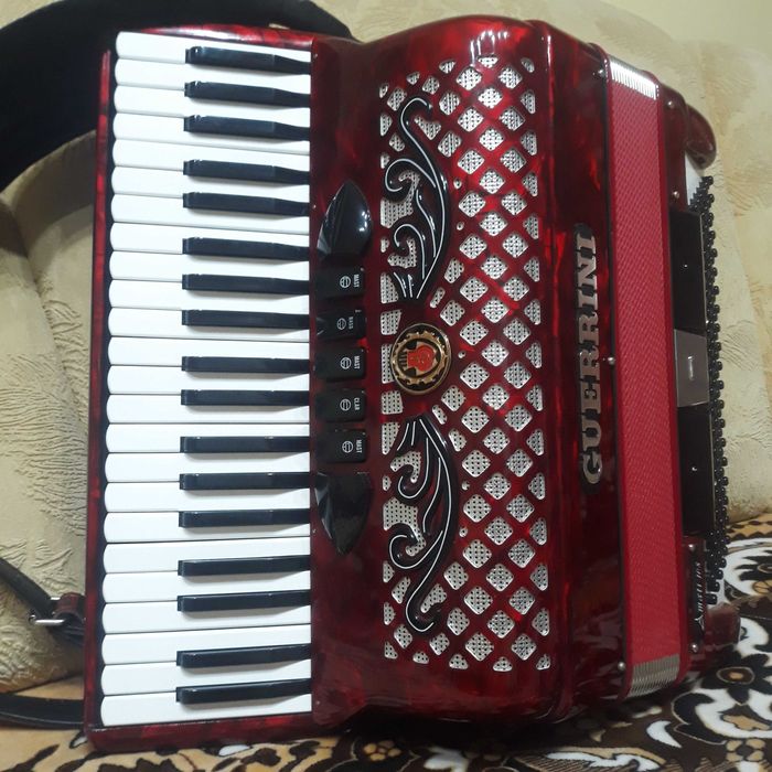 Acordeon Guerrini Amati 108 , 120 Bași  1400 €