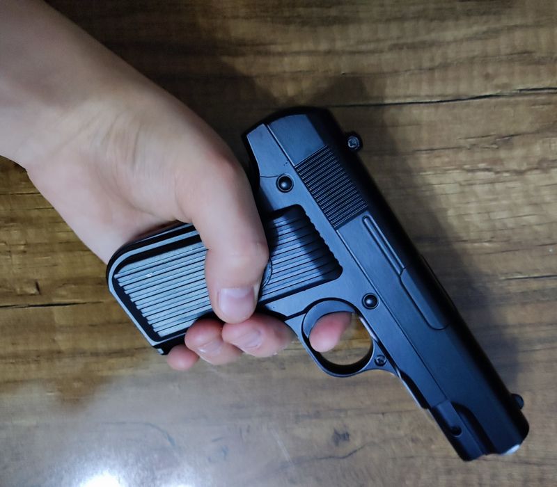 Пистолет стреляет с орбизами