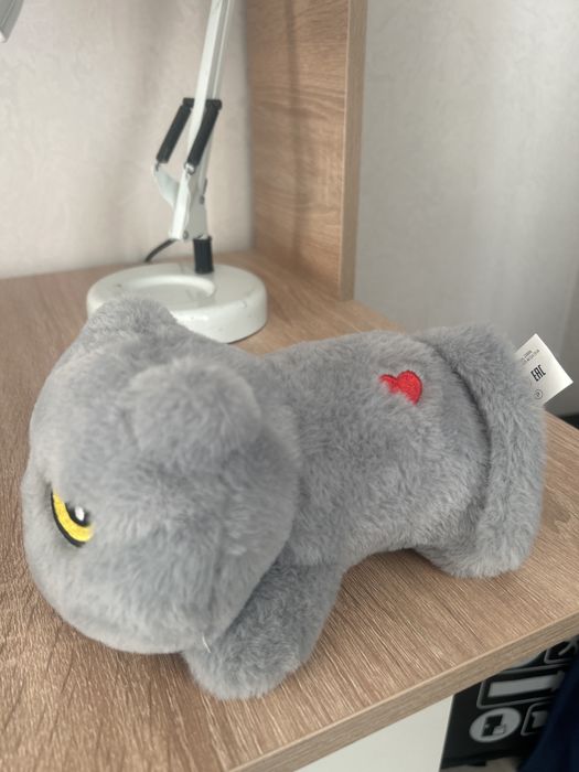 Игрушка котик,стояла просто долго,чистая