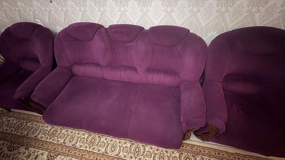 Продается диван вместе с 2 креслами.