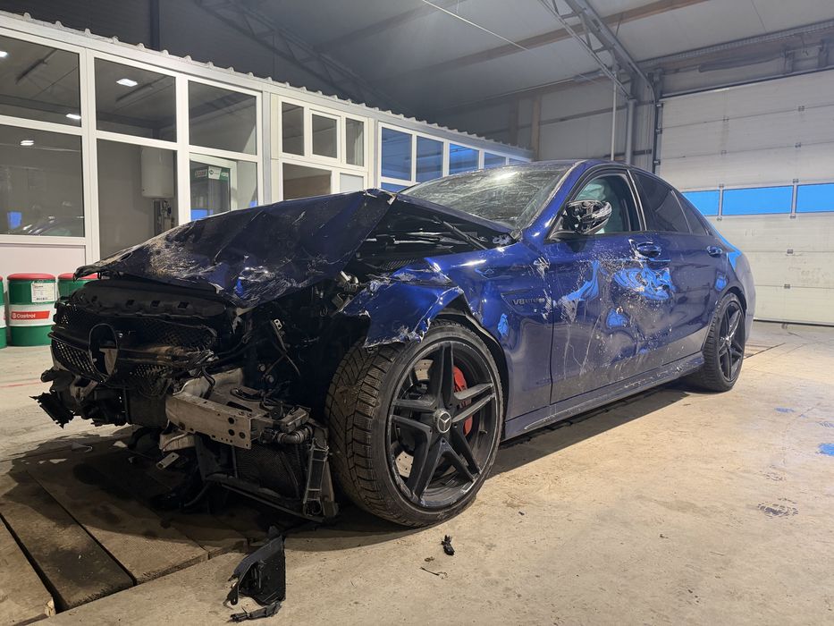 Vand Mercedes c 6.3S amg avariat