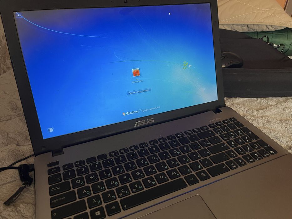 Ноутбук ASUS в комплекте есть сумка