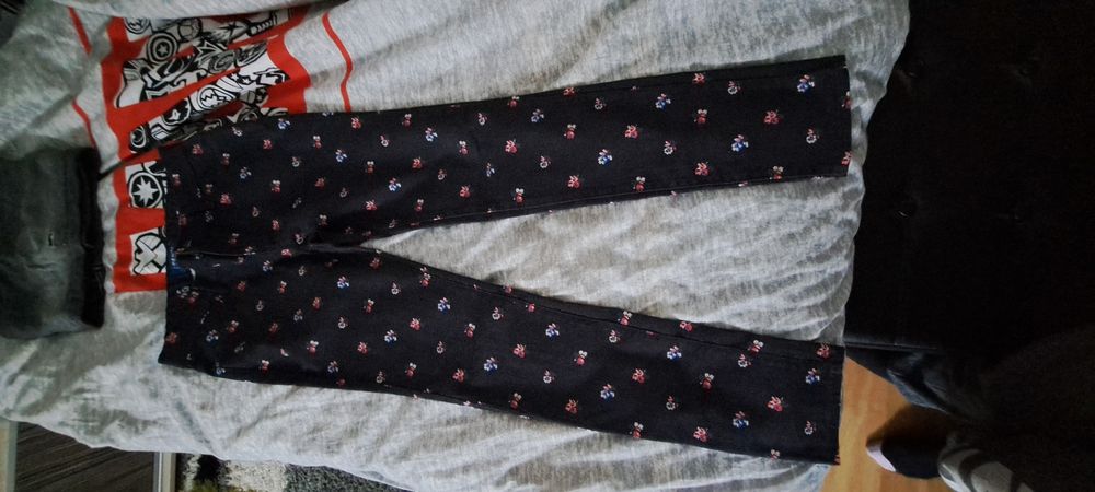 Blugi noi talie înaltă Guess și Tommy Hi