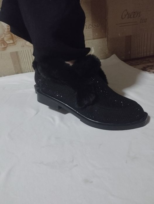 Yangi ichi mexli usti toshli past poshnali etik. Turkiya maxsuloti