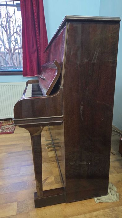 Vând pianină Doina