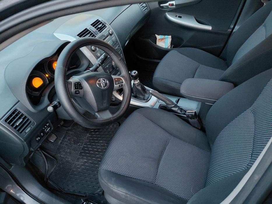 Vând toyota corolla 2010