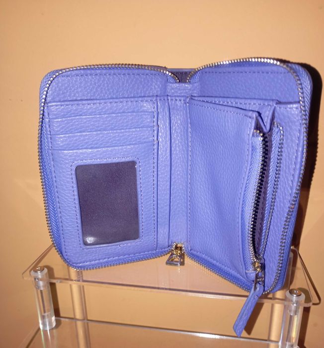 Дамски портфейли Parfois и козметични чантичка.