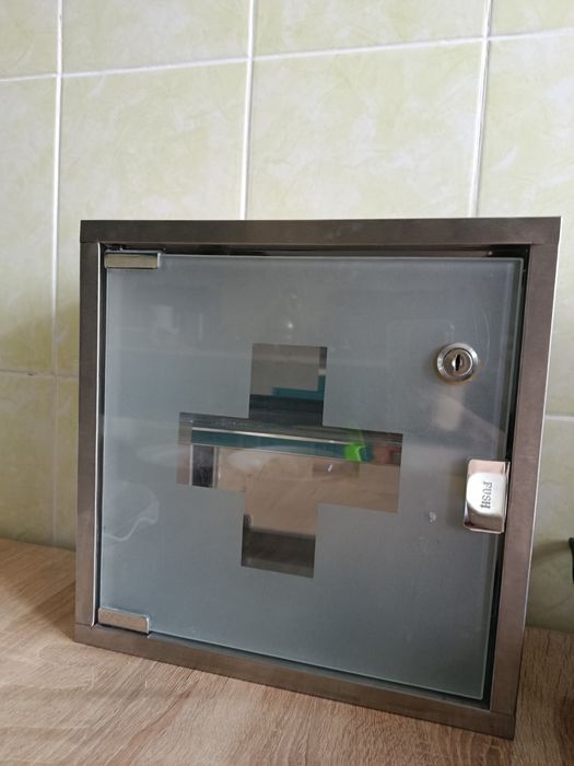 Продам аптечку медицинский шкафчик металлический