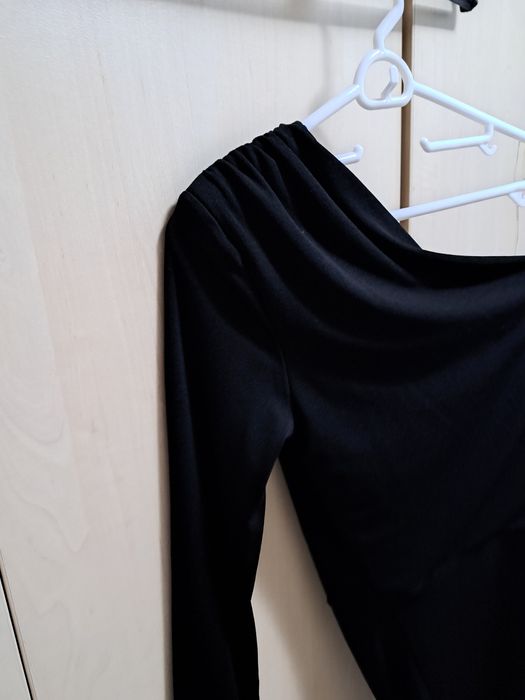 Стилна черна рокля на GUESS