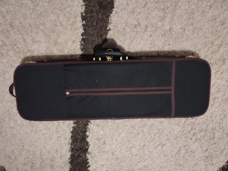 Vând husă vioară 4/4 în stare bună,cu cheie