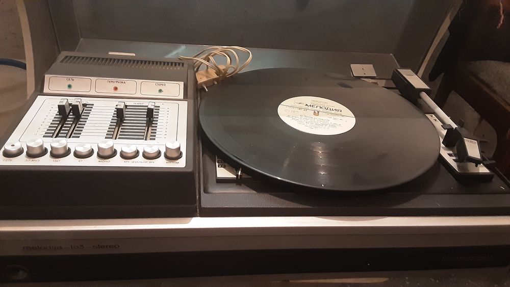 Проигрыватель. Мелодия 103 Стерео.25000тг.