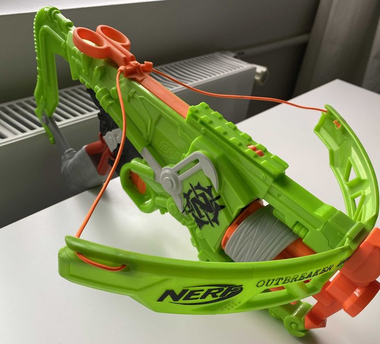 NERF Zombie Strike Outbreaker Bow + 5 cartuse