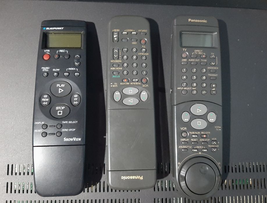 Vând telecomenzi originale în stare bună video recorder
