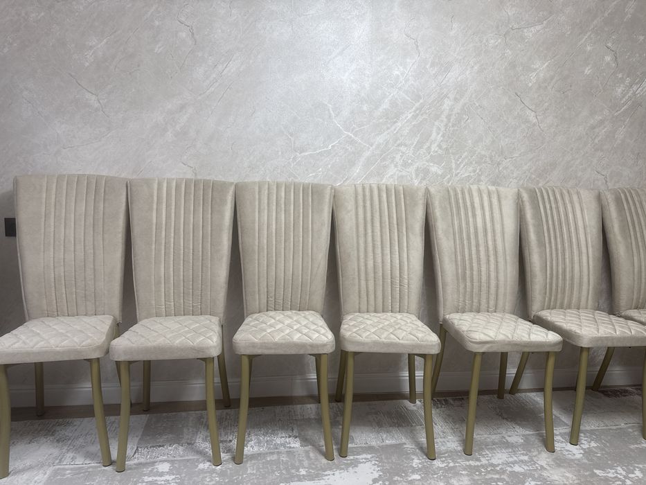 Стуля новый.5 шт .По 12000 тенге.Очень удобный,мяхкий в бежовом цвете.